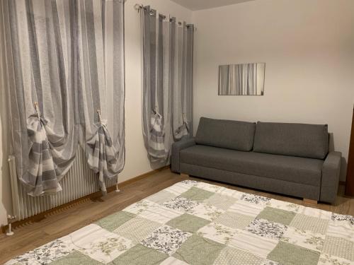 - un salon avec un canapé et un tapis dans l'établissement Casa Vacanza da Violetta, à Faedis