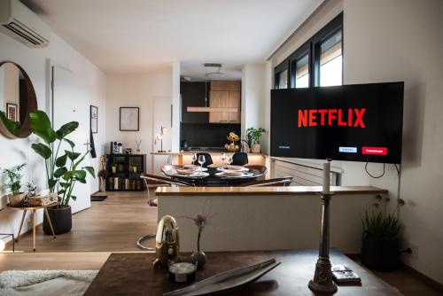 TV a/nebo společenská místnost v ubytování WowAppartements vue sur le jet d'eau