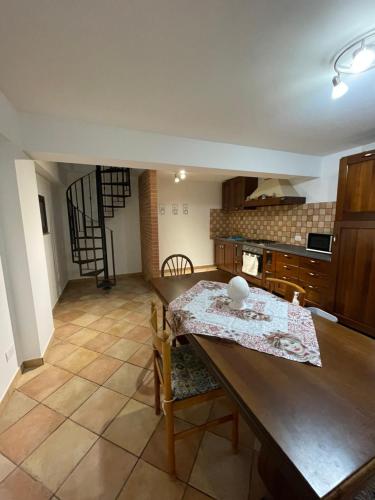 een keuken met een houten tafel en een eetkamer bij Villa Sophie in SantʼAgata di Militello
