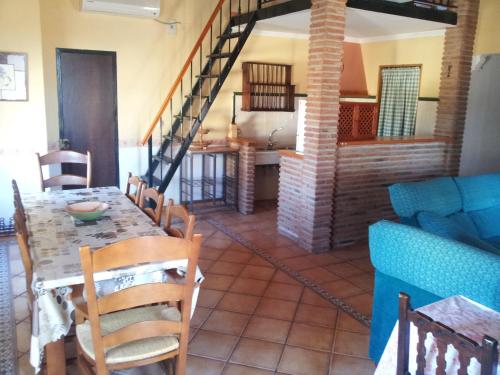 a kitchen and dining room with a table and chairs at Casa Rural La Rosa de los Vientos in Fuente de Piedra