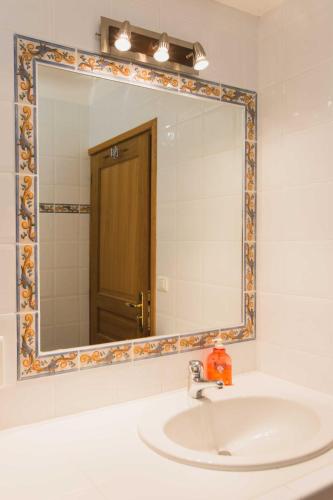 une salle de bain avec un lavabo et un grand miroir dans l'établissement Regina's Banyuls - Mountain view, à Banyuls-sur-Mer