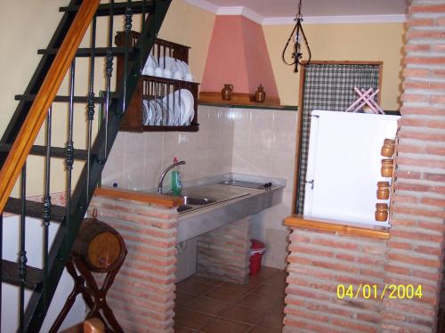 a kitchen with a sink and a refrigerator at Casa Rural La Rosa de los Vientos in Fuente de Piedra