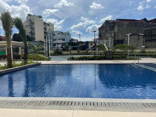 Cozy 1 Bedroom Condominium in Balintawak Quezon City tesisinde veya buraya yakın yüzme havuzu