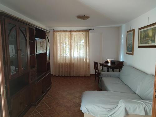 un soggiorno con divano e tavolo di Appartamento stile rustico in collina 