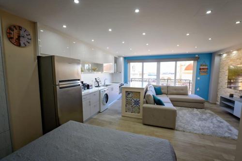 een woonkamer met een bank en een keuken bij Lia's apartment in Kalymnos
