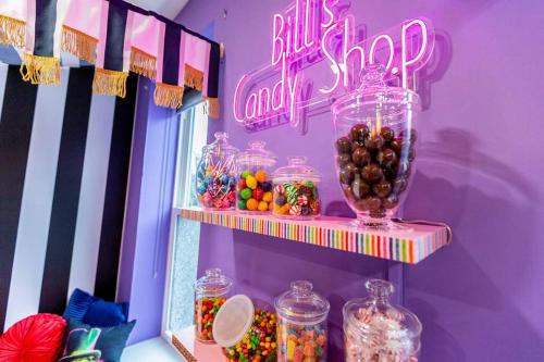 une chambre violette avec une étagère avec des bonbons en bocaux dans l'établissement King Bed / Free Parking / Arcade / BBQ / Patio, à Pittsburgh