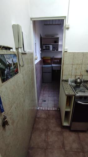 cocina pequeña con fregadero y fogones en Tourist Apartment San Telmo en Buenos Aires