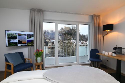 Habitación de hotel con cama y ventana en Minderleins Apart en Pottenstein