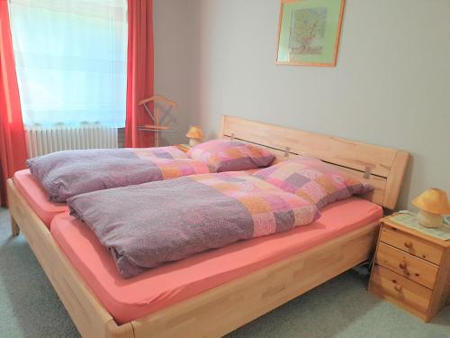 聖哥亞豪森的住宿－Ferienwohnung Späth，床上有2个枕头