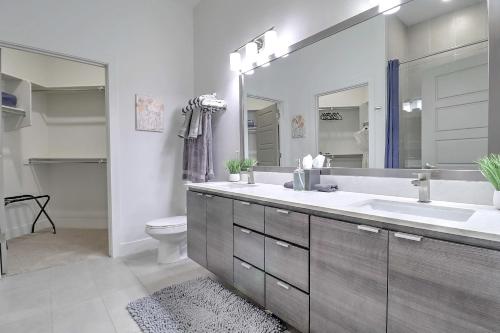 y baño con lavabo, aseo y espejo. en Private Rooftop Terrance-Walk Score 81-Shopping District-King Bed-Parking 4020, en Scottsdale
