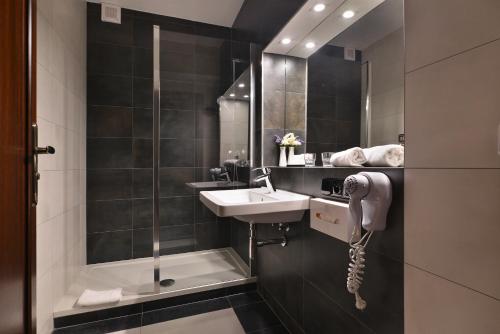 a bathroom with a sink and a mirror at City Hotel Morris in Česká Lípa