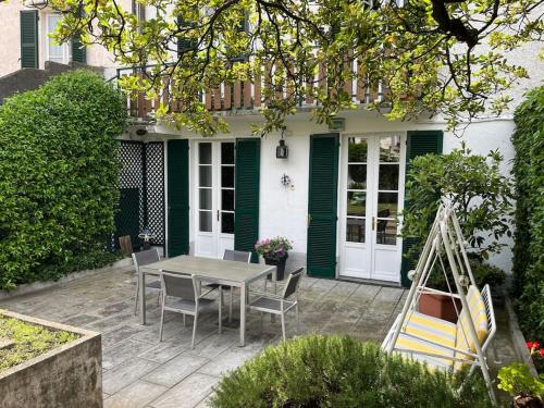 Ein Garten an der Unterkunft Casa Gelsomino -Casa with garden, near the Lake