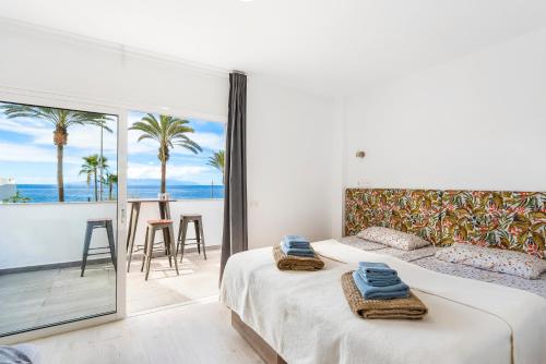 Postel nebo postele na pokoji v ubytování Beach apartment Big terrace Playa las Americas