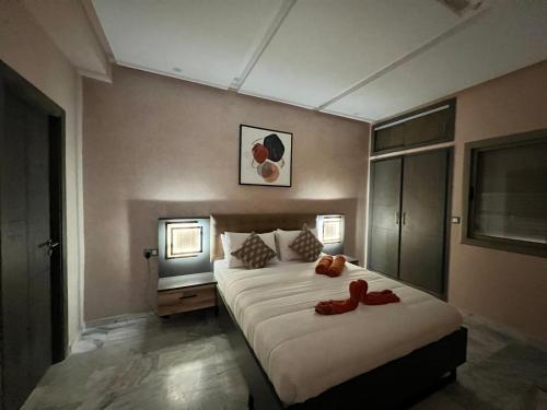 um quarto de hotel com uma cama com sapatos vermelhos em Antonios luxury apartments em Fez