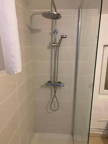 une douche avec pommeau de douche dans une salle de bain dans l'établissement Stay La Bergerie, à Consac