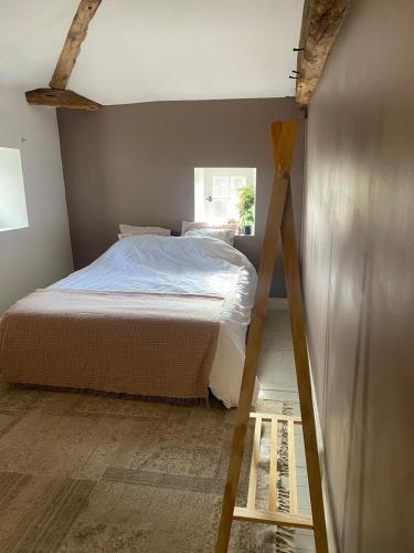 - une chambre avec un lit et une échelle dans l'établissement Stay La Bergerie, à Consac