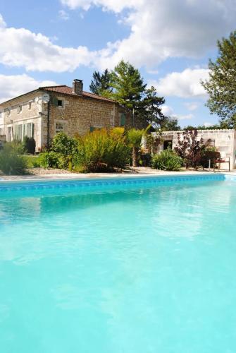 une grande piscine devant une maison dans l'établissement Stay La Bergerie, à Consac