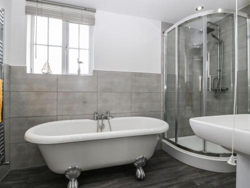 bagno con vasca, doccia e lavandino di 8A Rosewood Avenue a Burnham on Sea