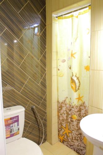 y baño con ducha, aseo y lavamanos. en Uneed Rooms Harbour, en Kiev