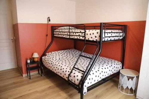 a bedroom with two bunk beds in a room at Maison chaleureuse entre mer et campagne in Colombiers-sur-Seulles