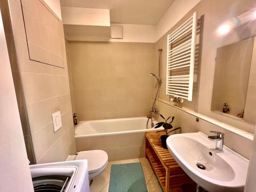 ein Badezimmer mit einem Waschbecken, einem WC und einer Badewanne in der Unterkunft Marina Garden in Budapest