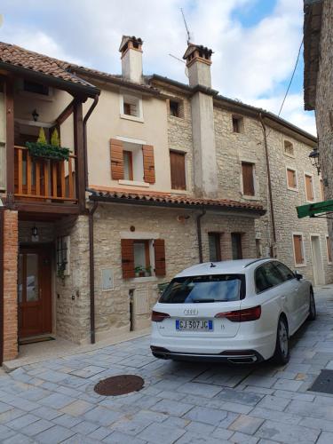 een witte auto geparkeerd voor een gebouw bij I GELSI - Holiday Home in Lago