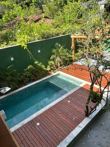 a small swimming pool in a yard with a garden at Pousada Preciosa do Arraial - com Natura e L'Occitane - recém inaugurada in Arraial d'Ajuda