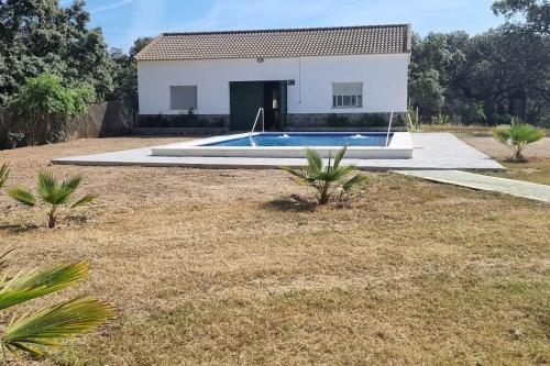 una casa con piscina en un patio en CHALET con ENCANTO en SIERRA CORDOBESA. WIFI en Cerro Muriano