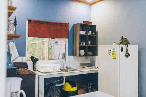 uma pequena cozinha com um frigorífico e uma janela em Casa de Campo Villa Carolina en Zambrano em Zambrano