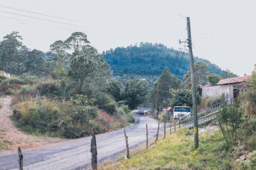 a road with a fence on the side of a hill at Casa de Campo Villa Carolina en Zambrano in Zambrano