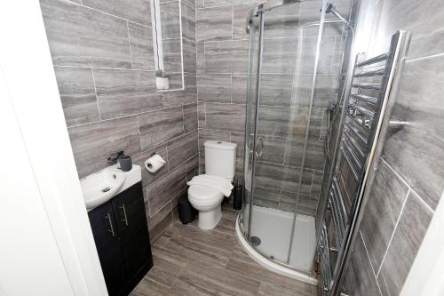 een badkamer met een toilet, een wastafel en een douche bij Must stay 3 Bedroom house near Greenwich and Blackheath- Ideal for families and contractors in Londen