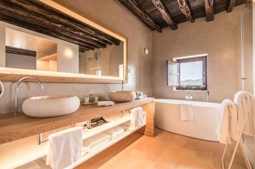 Koupelna v ubytování Agroturismo Safragell Ibiza Suites & Spa