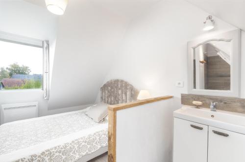 une chambre avec un lit, un lavabo et une fenêtre dans l'établissement La Misaine, à Pierrefitte-en-Auge