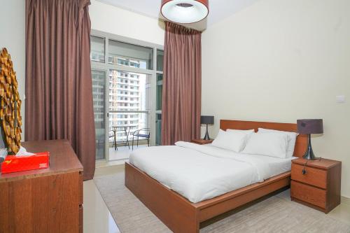 Postel nebo postele na pokoji v ubytování Great 1BR Apartment in Sport City