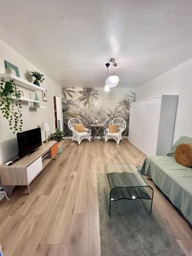 un salon avec un canapé et une table dans l'établissement My Little Provence HYERES, à Hyères