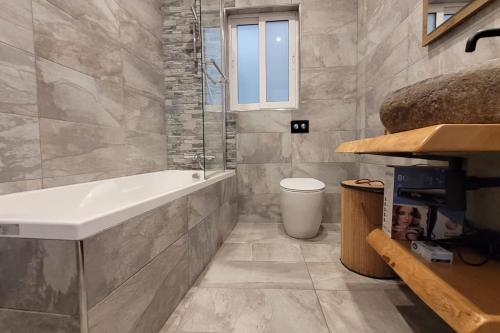 Kúpeľňa v ubytovaní Luxury en-suite Double. Beach-house with Sea Views