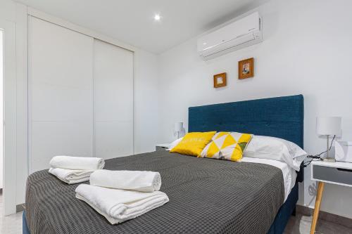 Кровать или кровати в номере VIRGINIA Levante beach apartments