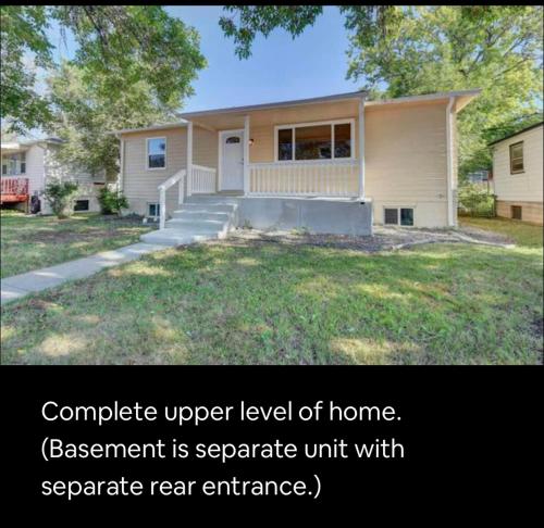 una casa con un cortile con una casa di 2br 1 bath Upstairs AC WD Barnum West Near Belmar a Denver