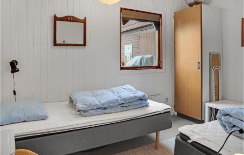 Zimmer mit einem Bett, einem Spiegel und einem Spiegel in der Unterkunft Amazing Home In Stege With Kitchen in Stege
