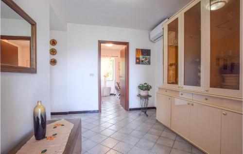cocina con armario grande y suelo de baldosa en Beautiful Home In Librizzi With Outdoor Swimming Pool, en Librizzi