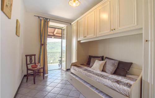 1 dormitorio con 1 cama y puerta a un balcón en Beautiful Home In Librizzi With Outdoor Swimming Pool, en Librizzi