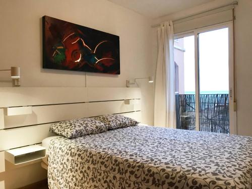 ペニスコラにあるSea Home Peñiscolaのベッドルーム1室(ベッド1台付)が備わります。壁には絵画が飾られています。