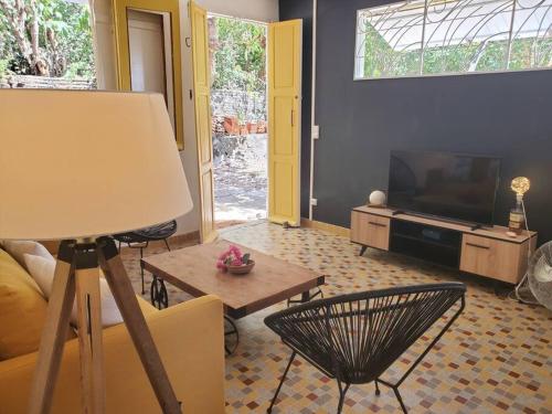 TV a/nebo společenská místnost v ubytování Villa Sunshine