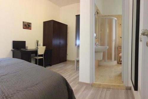 - une chambre avec un lit et une salle de bains pourvue d'un lavabo dans l'établissement B&B Preludio, à Nova Siri Marina