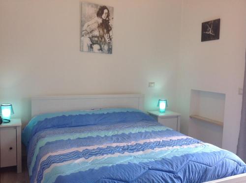 un letto in una camera da letto con due comodini e due lampade di B&B Preludio a Nova Siri Marina