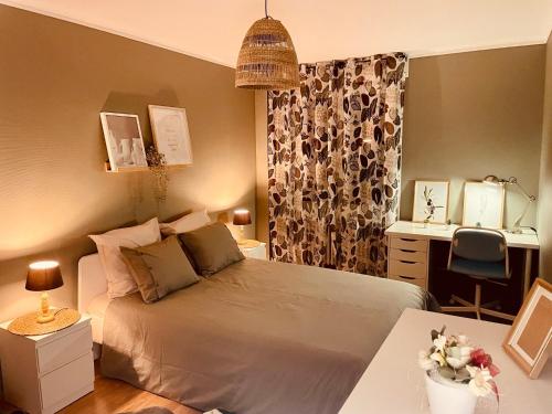 um quarto com uma cama e uma secretária. em Guest House em Luxemburgo