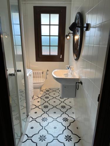 a bathroom with a sink and a toilet at Apartamento Plaza del Rey in Santillana del Mar