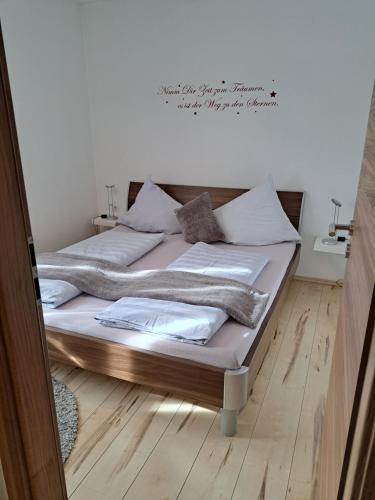 a bedroom with two beds with white sheets at Appartement Fortuna in Saalfelden am Steinernen Meer