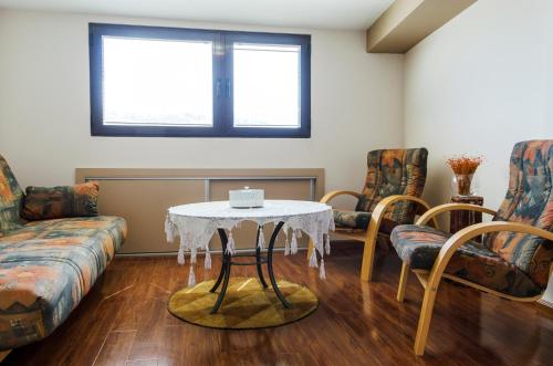 sala de estar con mesa y sillas en Modern Penthouse Apartment in Bitola, en Bitola