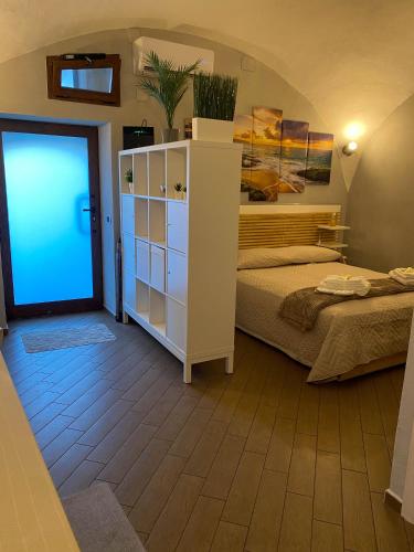 sypialnia z łóżkiem i drzwiami z niebieskim światłem w obiekcie Domus Relax w mieście Pietrelcina